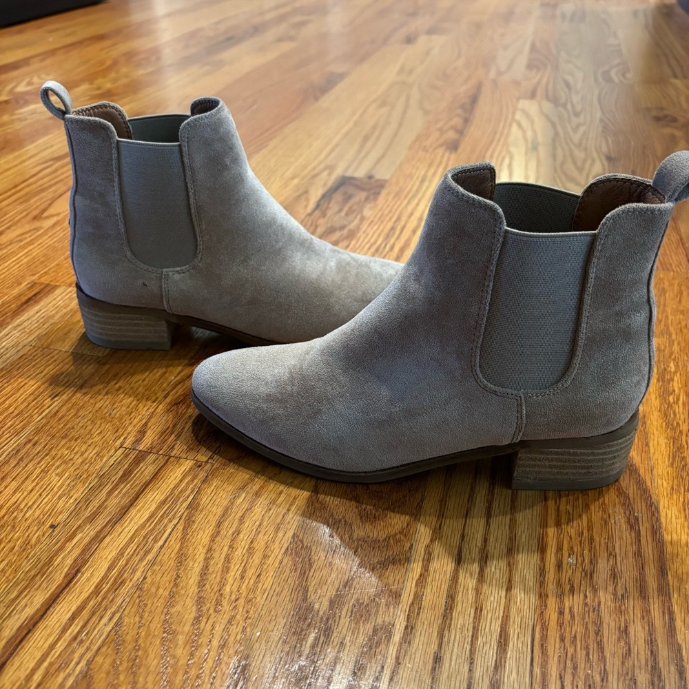 Let’s See Style tan faux suede Chelsea boots